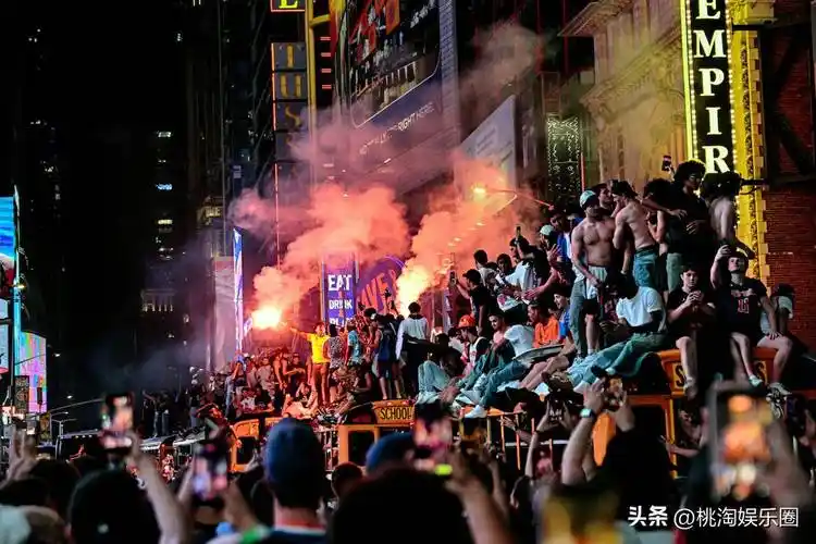 纽约城双线狂飙：世界杯热浪下尼克斯游行引爆篮球狂潮